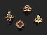 un lot de cinq bagues en or et diamants
