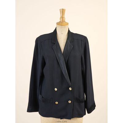 CHANEL Veste de blazer fluide en soie noire, col et haut des…