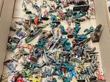 une boîte remplie de figurines posées sur une table