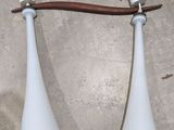 deux lampes blanches suspendues au plafond, fixées au mur