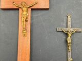 une croix et un crucifix posés sur une table, sur fond noir