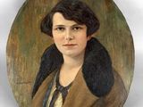 portrait d'une femme vêtue d'un manteau marron et de gants noirs, représenté sur une assiette