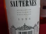 une bouteille de vin posée sur une table à côté d'une bouteille de vin