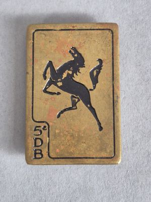 une image représentant une carte à jouer dorée sur laquelle figure un cheval