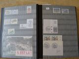 la photo d'un livre avec des timbres