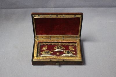 une petite boîte en bois décorée d'un motif d'oiseau