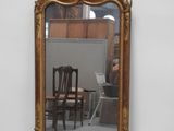 un miroir accroché au mur