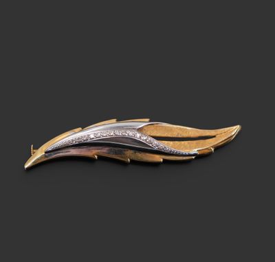 une broche en or et en argent ornée d'un motif de feuilles