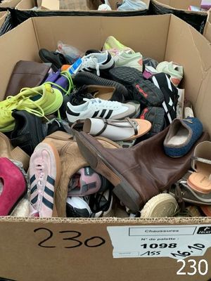 de nombreuses paires de chaussures présentées dans une boîte en carton