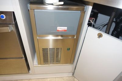 une photo d'une petite cuisine équipée d'un distributeur d'eau
