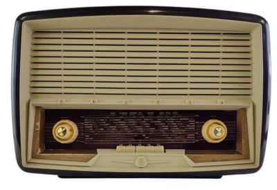 une radio à l'ancienne posée sur un meuble blanc