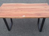 une photo d'une table en bois avec des pieds en métal