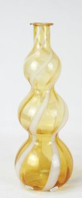 un vase en verre jaune orné d'un motif en spirale