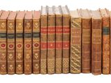 une image représentant une rangée de vieux livres empilés les uns sur les autres