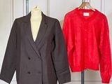 deux vestes posées sur un porte-veste à côté d'un porte-manteau