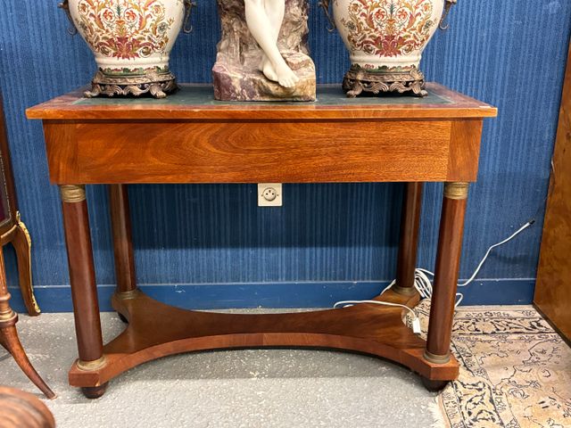 Table console en acajou et placage d’acajou, plateau gainé de cui...