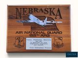 plaque en bois sur laquelle figure l'image d'un avion de la Garde nationale aérienne