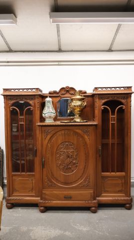 Bibliothèque en noyer sculpté de fleurs, feuilles de chêne et d’a...