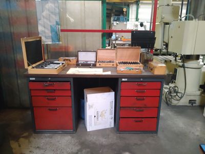 une photo d'un établi dans un atelier où se trouvent de nombreux outils