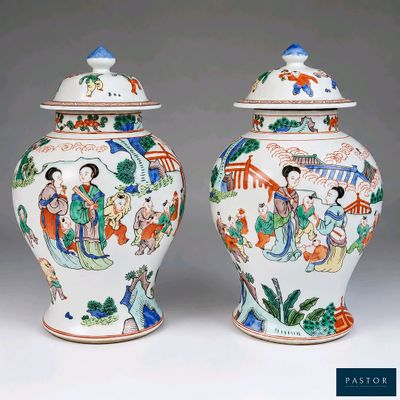 paire de vases chinois ornés de figures peintes sur fond gris