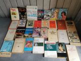 plusieurs livres sont empilés les uns sur les autres par terre