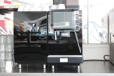 une machine à café posée sur le comptoir d'un café