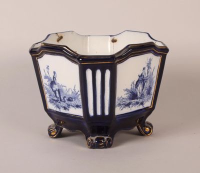 Jardinière en faïence bleu et blanche à décor de scène galan…