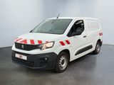 La camionnette blanche a des bandes rouges sur les côtés.