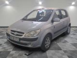 la photo d'une voiture argentée garée dans un garage