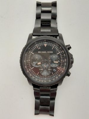 une montre posée sur une surface blanche