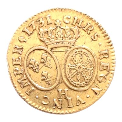 Gros plan sur une pièce d'or ornée d'une couronne