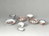 un ensemble d'assiettes et de tasses en porcelaine posées sur une table