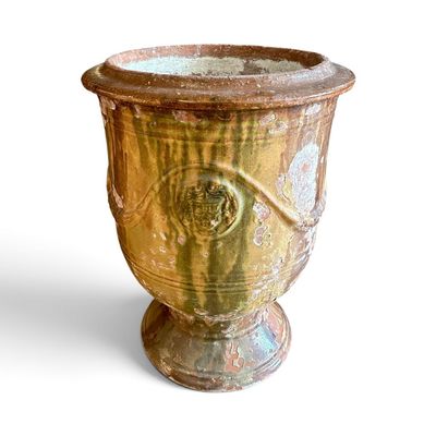 un vase posé sur une table