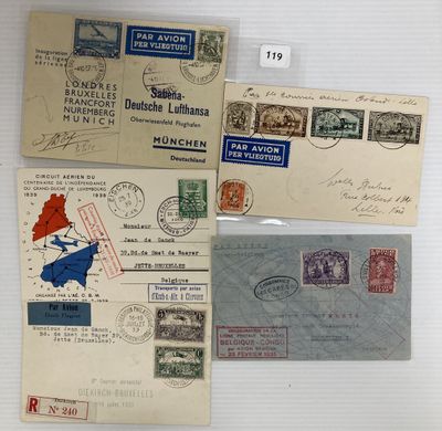 plusieurs types différents de timbres et d'enveloppes sur un fond blanc