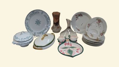 beaucoup d'assiettes, de bols et de vases sur la table