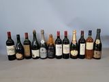 plusieurs bouteilles de vin sont alignées sur une table