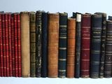 beaucoup de livres empilés les uns sur les autres sur une étagère