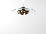 une lampe suspendue au plafond de la pièce
