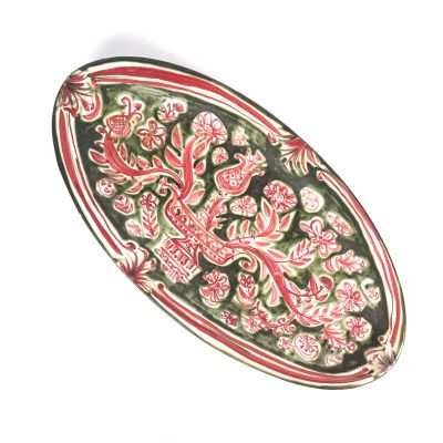 une assiette rouge et verte ornée d'un motif floral
