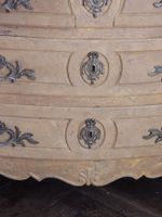 COMMODE en bois naturel mouluré, sculpté et relaqué ocre, la… (photo 4)