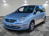 la petite voiture bleue est garée sur un carrelage à carreaux