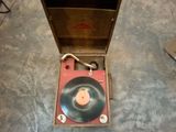 un vieux tourne-disque rangé dans un coffret en bois