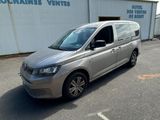 La camionnette argentée est garée devant un immeuble.
