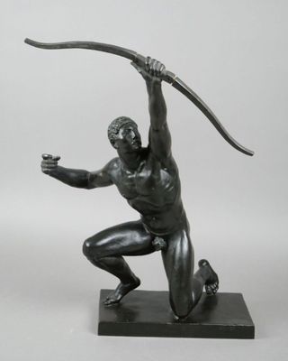 statue en bronze représentant un homme tenant un arc et une flèche à la main