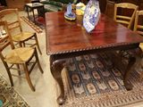 une table avec des chaises et un vase posé dessus