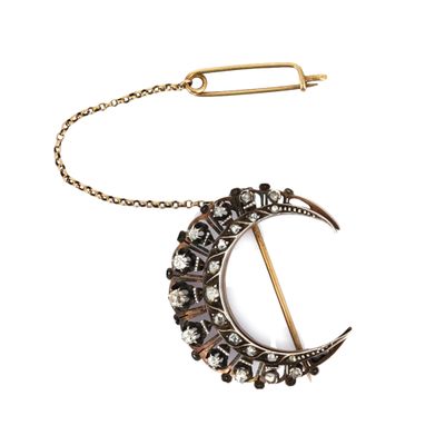 a close up of a broochle with a chain around it
