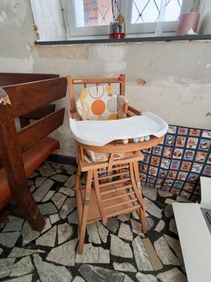 une chaise haute dans un coin de la pièce