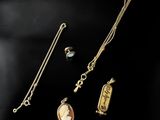 une collection de bijoux comprenant un collier, un bracelet et une bague