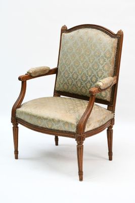 fauteuil avec accoudoirs rembourrés et structure en bois, et accoudoirs rembourrés