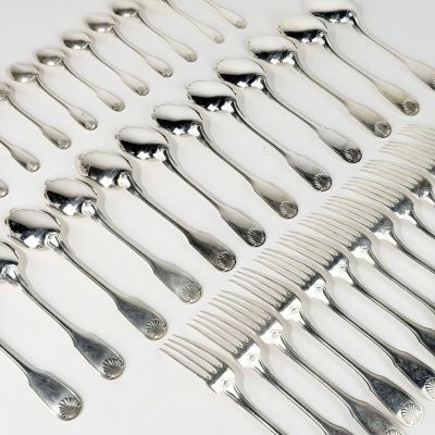 beaucoup de cuillères et de fourchettes en argent sur une table